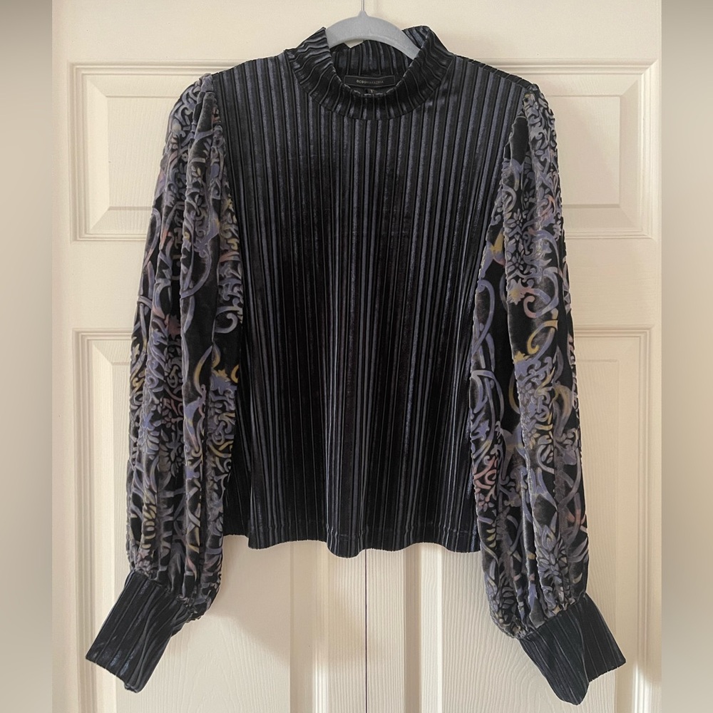 BCBGMaxazria blouse size M, excellent condition, blue black yellowon the sleeves